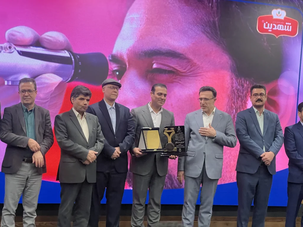 افتخاری بزرگ | هلدینگ شیفته آرای شرق، برگزیده حمایت از حقوق مصرف‌کنندگان