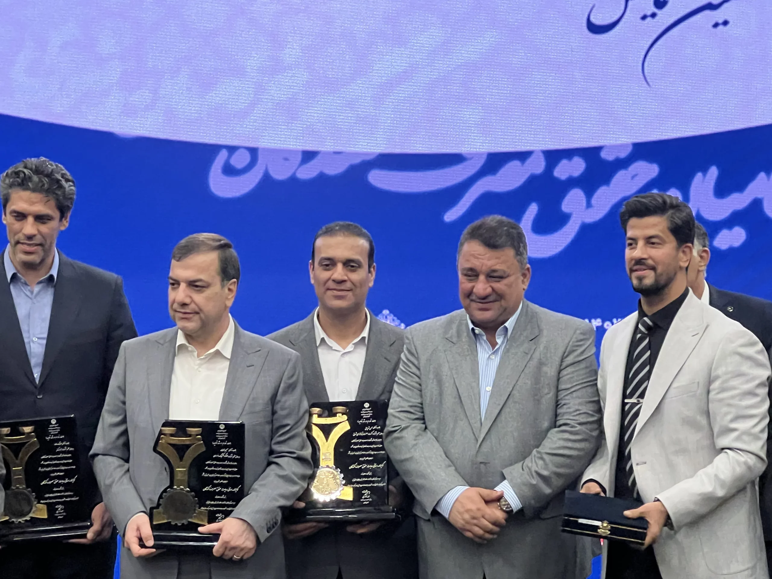 لوح و تندیس حمایت از حقوق مصرف کنندگان در دستان محسن شریعتی مدیرعامل شیفته آرای شرق
