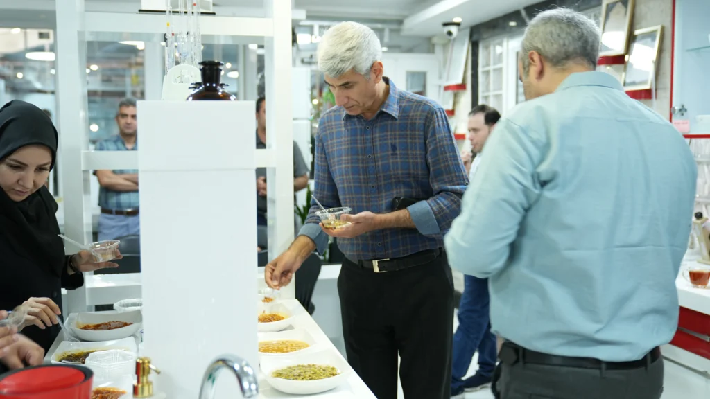 بازدید اعضای هیأت علمی موسسه پژوهشی علوم و صنایع غذایی از شرکت کشت و صنعت شیفته آرای شرق در راستای توسعه همکاری‌های دوجانبه