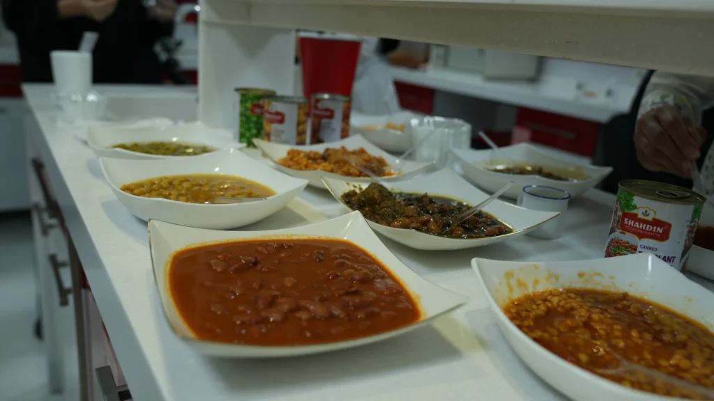 بازدید اعضای هیأت علمی موسسه پژوهشی علوم و صنایع غذایی از شرکت کشت و صنعت شیفته آرای شرق در راستای توسعه همکاری‌های دوجانبه