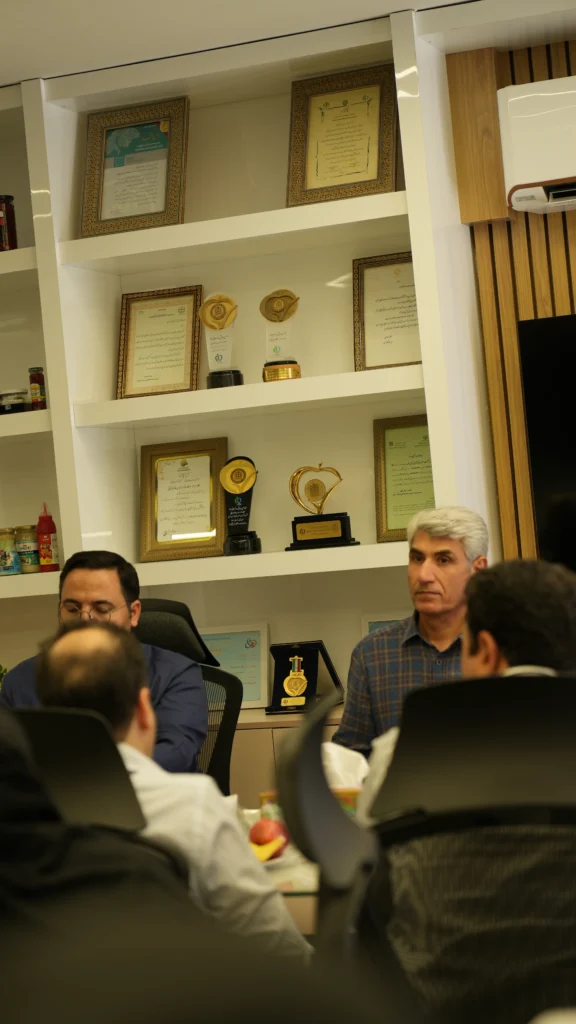 بازدید اعضای هیأت علمی موسسه پژوهشی علوم و صنایع غذایی از شرکت کشت و صنعت شیفته آرای شرق در راستای توسعه همکاری‌های دوجانبه