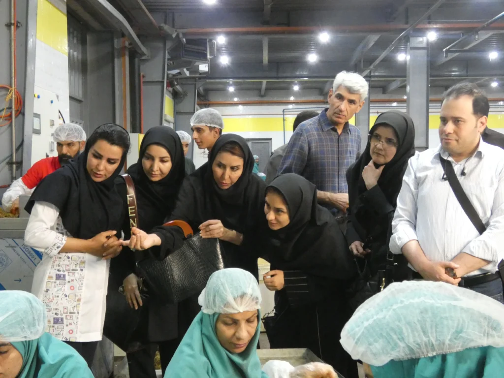 بازدید اعضای هیأت علمی موسسه پژوهشی علوم و صنایع غذایی از شرکت کشت و صنعت شیفته آرای شرق در راستای توسعه همکاری‌های دوجانبه