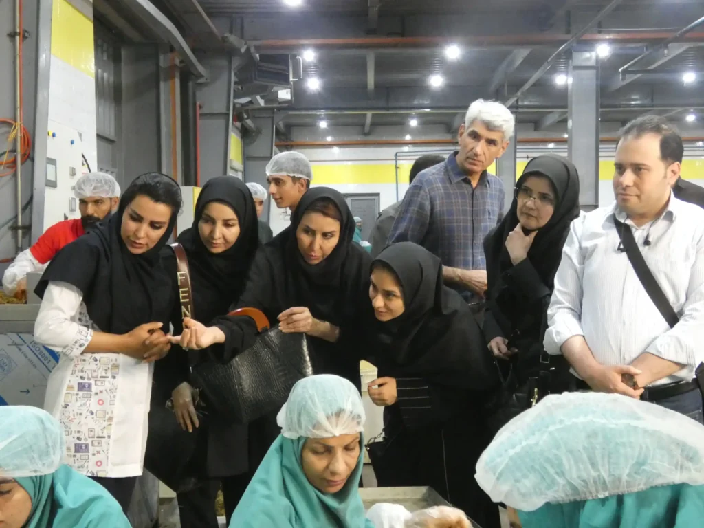 بازدید اعضای هیأت علمی موسسه پژوهشی علوم و صنایع غذایی از شرکت کشت و صنعت شیفته آرای شرق در راستای توسعه همکاری‌های دوجانبه