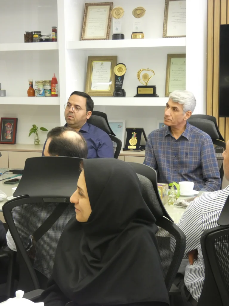 بازدید اعضای هیأت علمی موسسه پژوهشی علوم و صنایع غذایی از شرکت کشت و صنعت شیفته آرای شرق در راستای توسعه همکاری‌های دوجانبه