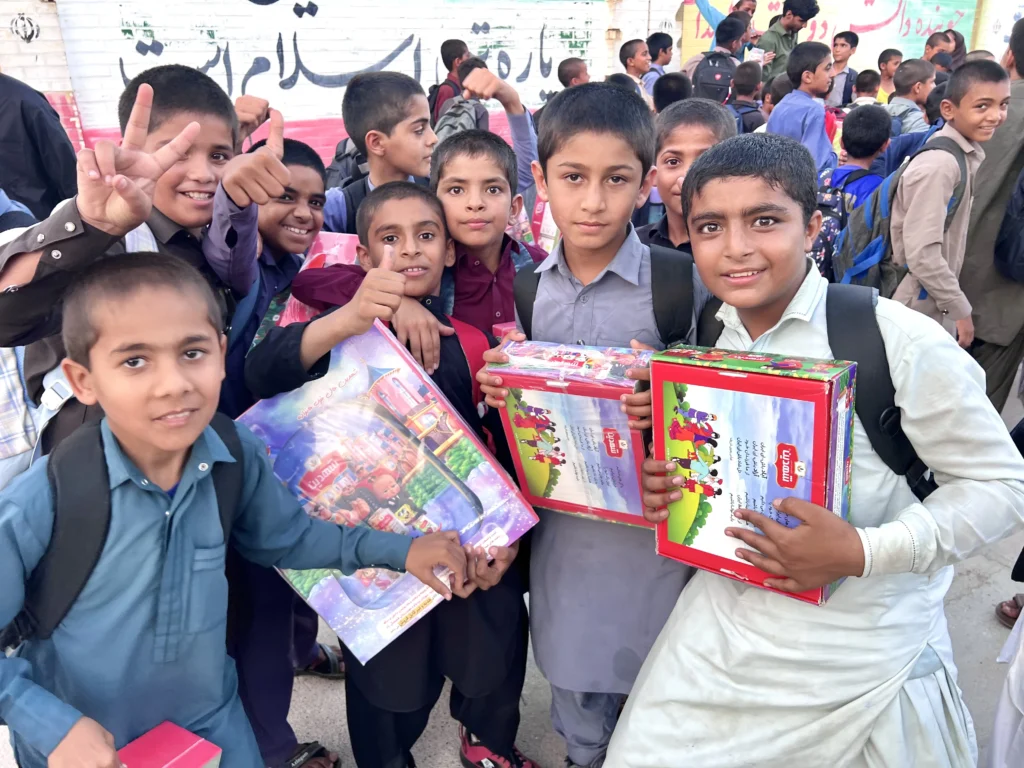 اهدای پک ویژه تحصیلی و کوله پشتی به دانش آموزان مناطق محروم استان سیستان و بلوچستان
