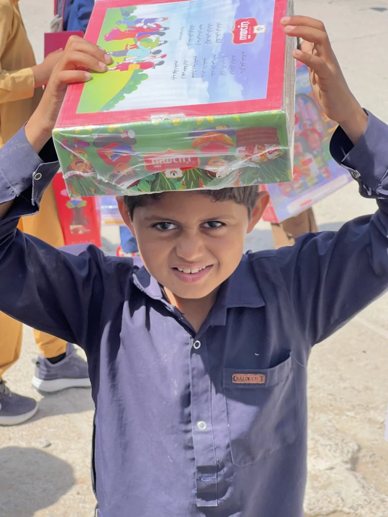 اهدای پک ویژه تحصیلی و کوله پشتی به دانش آموزان مناطق محروم استان سیستان و بلوچستان