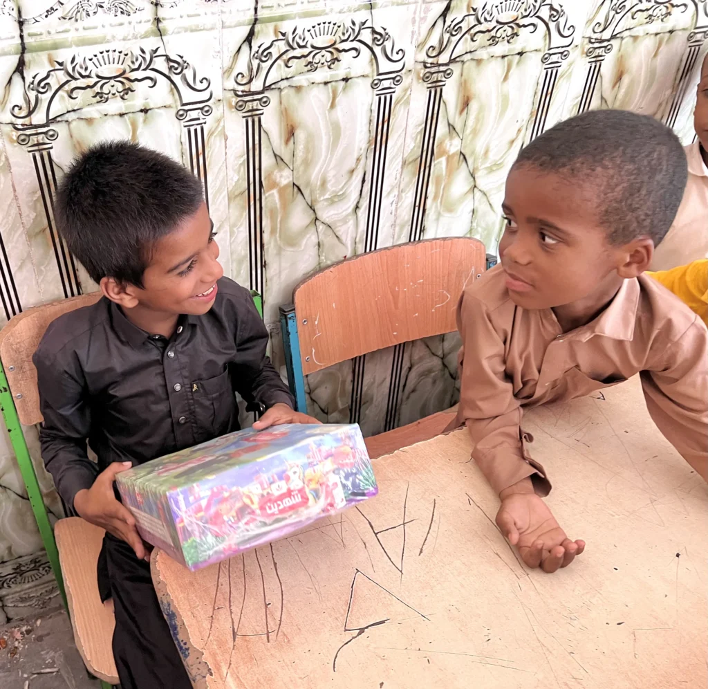 اهدای پک ویژه تحصیلی و کوله پشتی به دانش آموزان مناطق محروم استان سیستان و بلوچستان