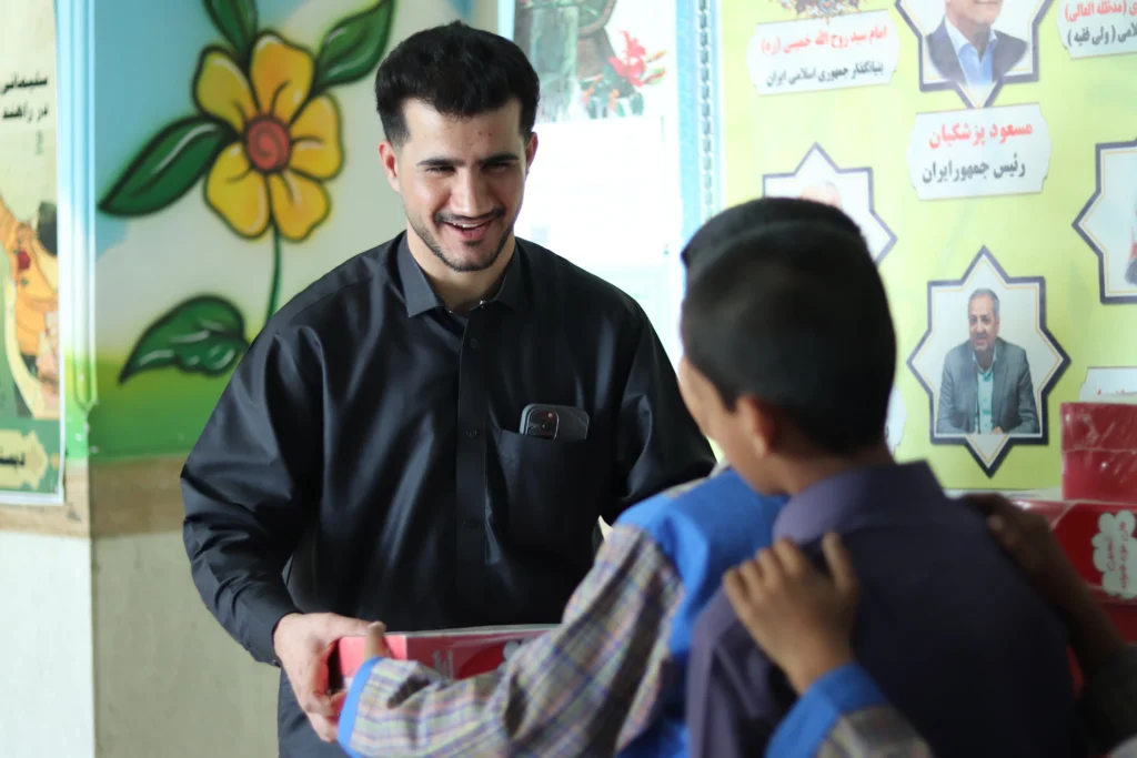 اهدای پک ویژه تحصیلی و کوله پشتی به دانش آموزان مناطق محروم استان سیستان و بلوچستان