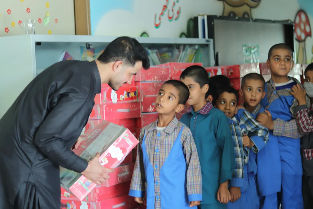 اهدای پک ویژه تحصیلی و کوله پشتی به دانش آموزان مناطق محروم استان سیستان و بلوچستان