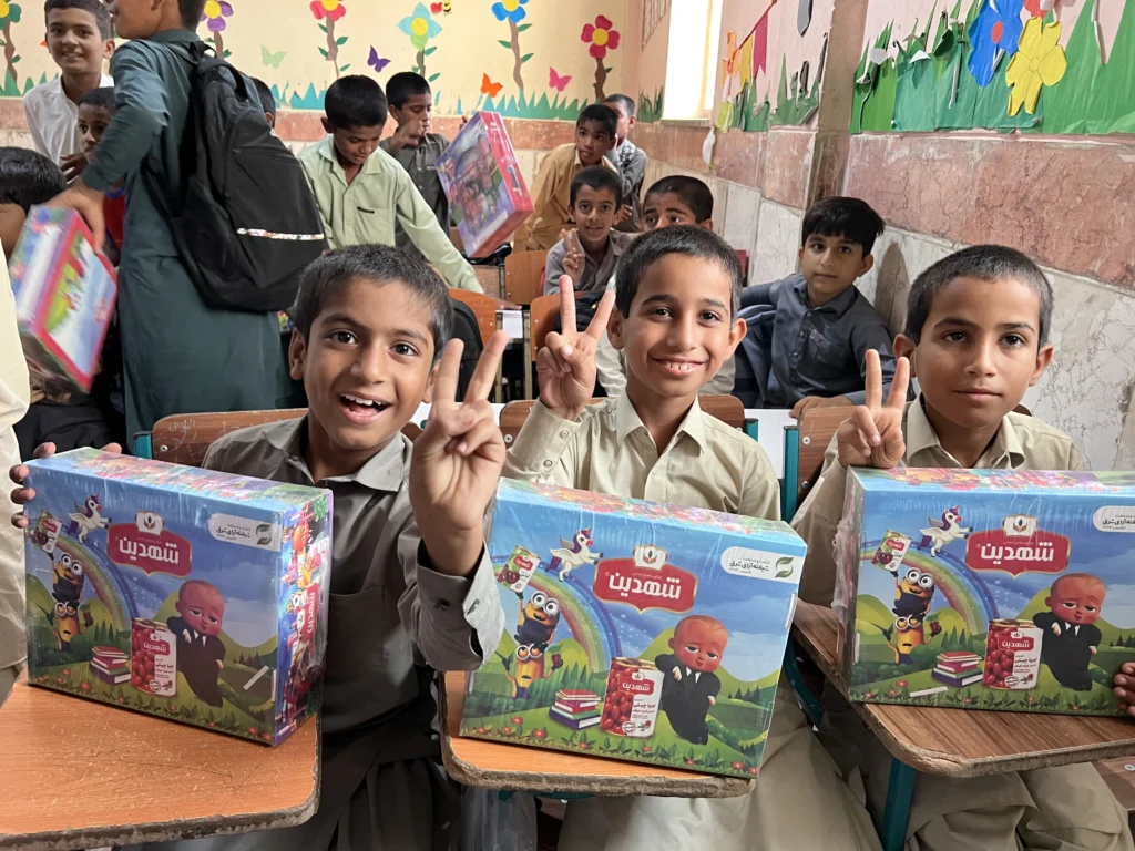 اهدای پک ویژه تحصیلی و کوله پشتی به دانش آموزان مناطق محروم استان سیستان و بلوچستان