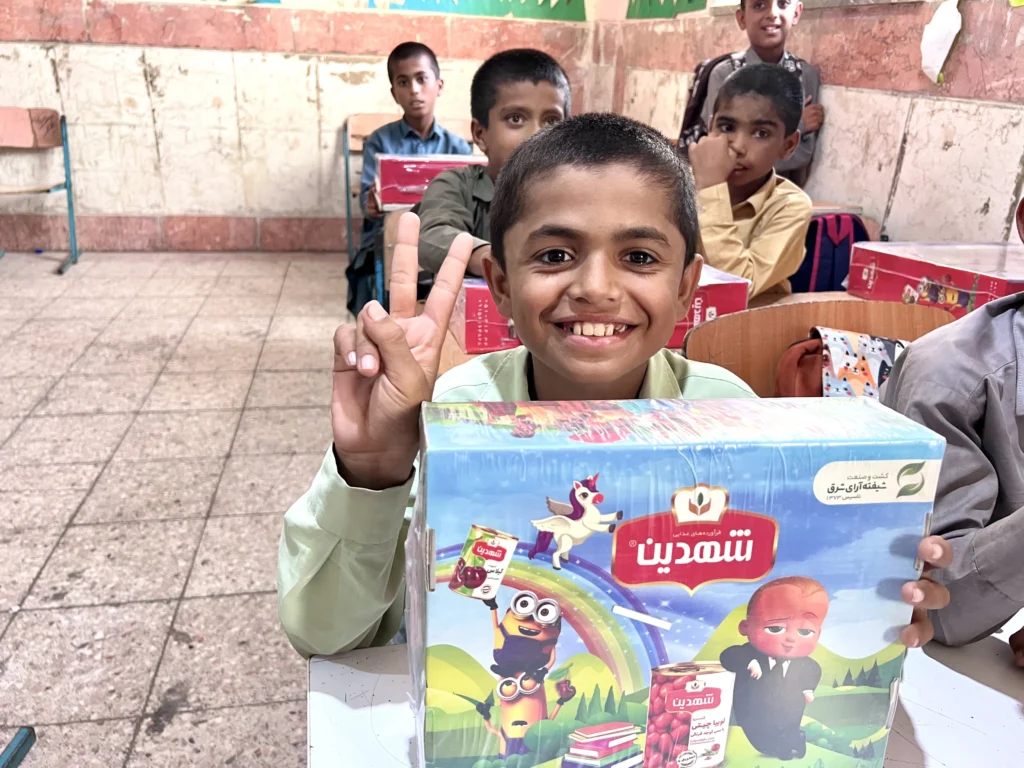 اهدای پک ویژه تحصیلی و کوله پشتی به دانش آموزان مناطق محروم استان سیستان و بلوچستان