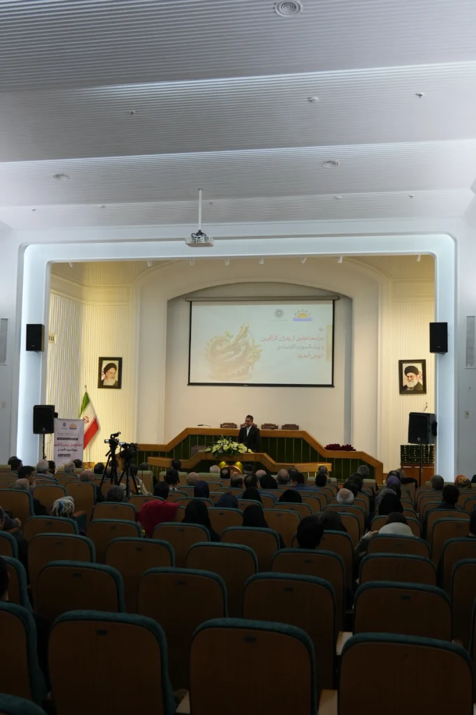 همزمان با ولادت باسعادت حضرت امام علی (ع) و روز پدر، گردهمایی تجلیل از پدران کارآفرین و پیشکسوتان اقتصادی با حضور فعالان بخش خصوصی و ریاست محترم هیئت‌مدیره شرکت کشت و صنعت شیفته آرای شرق در اتاق بازرگانی مشهد برگزار شد.