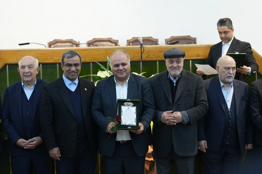 همزمان با ولادت باسعادت حضرت امام علی (ع) و روز پدر، گردهمایی تجلیل از پدران کارآفرین و پیشکسوتان اقتصادی با حضور فعالان بخش خصوصی و ریاست محترم هیئت‌مدیره شرکت کشت و صنعت شیفته آرای شرق در اتاق بازرگانی مشهد برگزار شد.