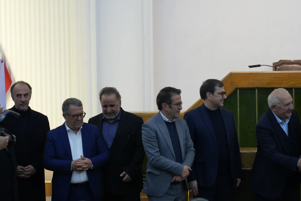 همزمان با ولادت باسعادت حضرت امام علی (ع) و روز پدر، گردهمایی تجلیل از پدران کارآفرین و پیشکسوتان اقتصادی با حضور فعالان بخش خصوصی و ریاست محترم هیئت‌مدیره شرکت کشت و صنعت شیفته آرای شرق در اتاق بازرگانی مشهد برگزار شد.