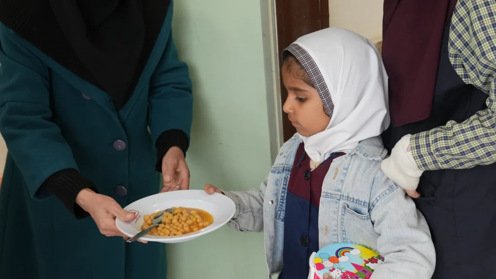 مسئولیت اجتماعی شیفته آرای شرق در دبستان دخترانه ابتدایی رضوی شهر مشهد با پذیرایی صبحانه از دانش آموزان