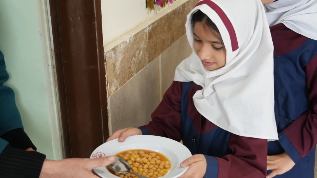 مسئولیت اجتماعی شیفته آرای شرق در دبستان دخترانه ابتدایی رضوی شهر مشهد با پذیرایی صبحانه از دانش آموزان