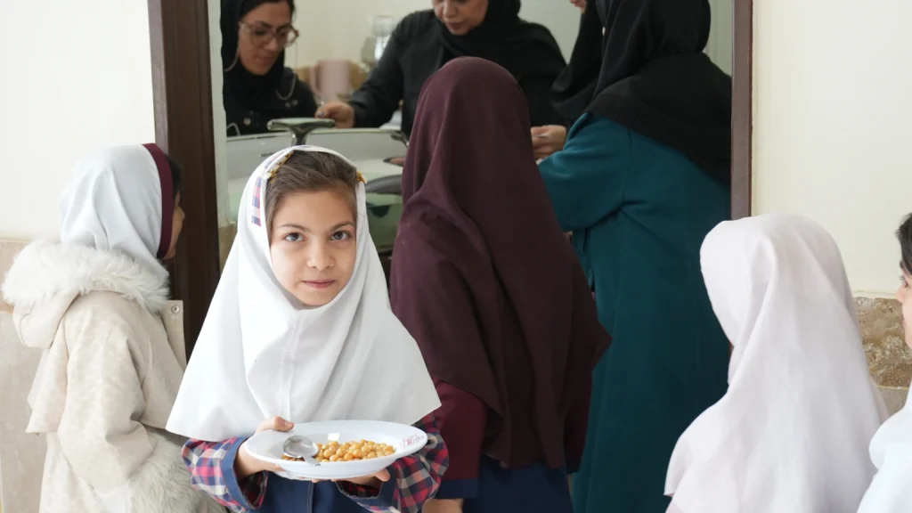 مسئولیت اجتماعی شیفته آرای شرق در دبستان دخترانه ابتدایی رضوی شهر مشهد با پذیرایی صبحانه از دانش آموزان