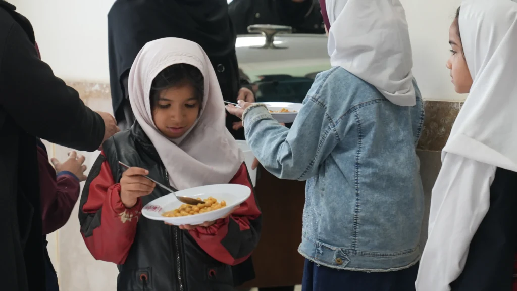 مسئولیت اجتماعی شیفته آرای شرق در دبستان دخترانه ابتدایی رضوی شهر مشهد با پذیرایی صبحانه از دانش آموزان