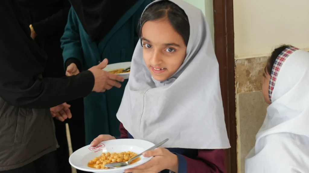 مسئولیت اجتماعی شیفته آرای شرق در دبستان دخترانه ابتدایی رضوی شهر مشهد با پذیرایی صبحانه از دانش آموزان