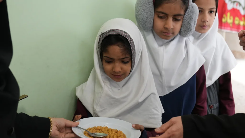 مسئولیت اجتماعی شیفته آرای شرق در دبستان دخترانه ابتدایی رضوی شهر مشهد با پذیرایی صبحانه از دانش آموزان