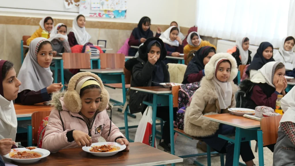 شرکت کشت و صنعت شیفته آرای شرق در راستای ایفای مسئولیت اجتماعی و با هدف حمایت از آموزش و ارتقای سلامت تغذیهای کودکان، اجرای برنامه تأمین صبحانه دانشآموزان «دبستان دخترانه رضوی» در منطقه اسماعیلآباد مشهد را آغاز کرد؛ اقدامی که بر پایه مشارکت مستمر و اثرگذار، برای یک دوره یکماهه برنامهریزی شده است.