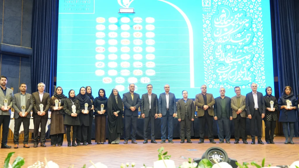 تقدیر رسمی از شیفته آرای شرق؛ لوح واحد تولیدی برتر در دستان مدیرعامل و انتخاب کارشناس فنی نمونه