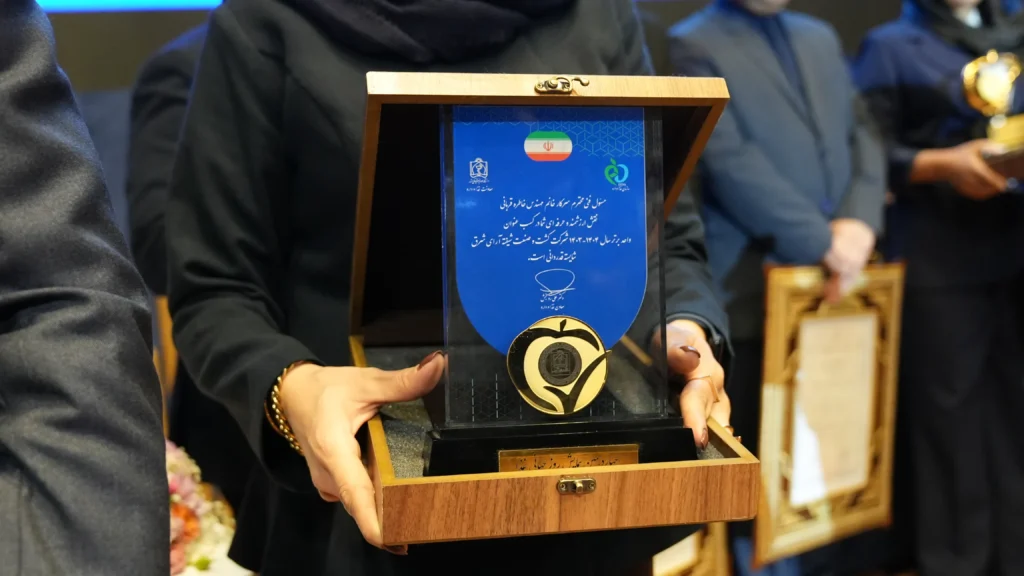 در چهاردهمین همایش روز جهانی غذا؛ شیفته آرای شرق «واحد تولیدی برتر سال ۱۴۰۳–۱۴۰۴» شد و مهندس خاطره قربانی عنوان مسئول فنی برتر را کسب کرد