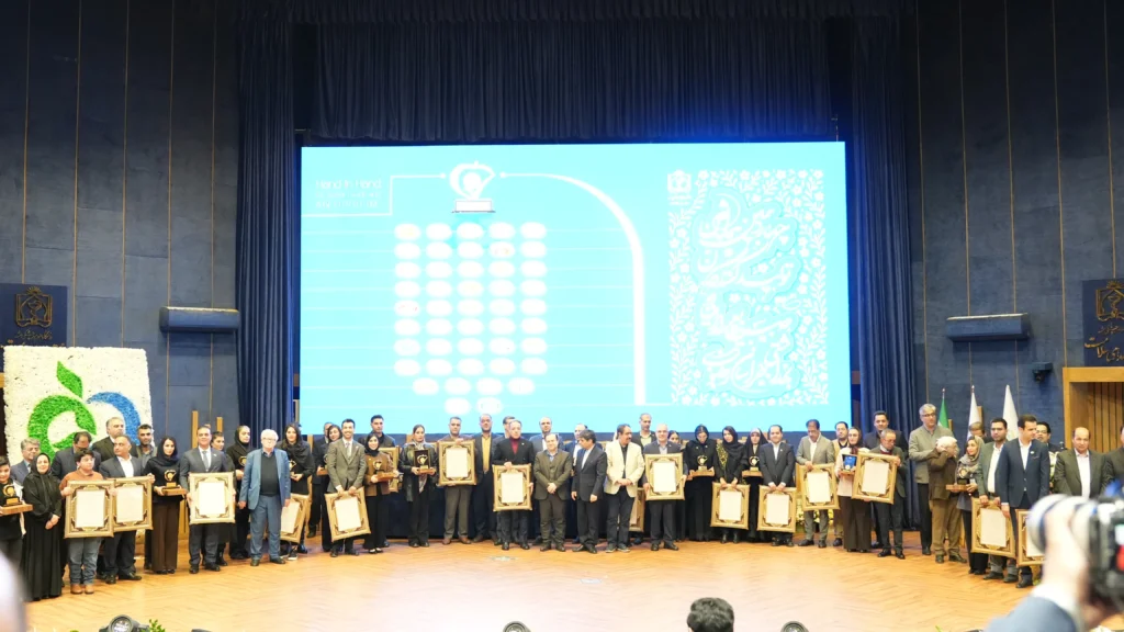 شیفته آرای شرق «واحد تولیدی برتر» شد؛ انتخاب مهندس خاطره قربانی به‌عنوان کارشناس فنی نمونه در مراسم غذا و دارو