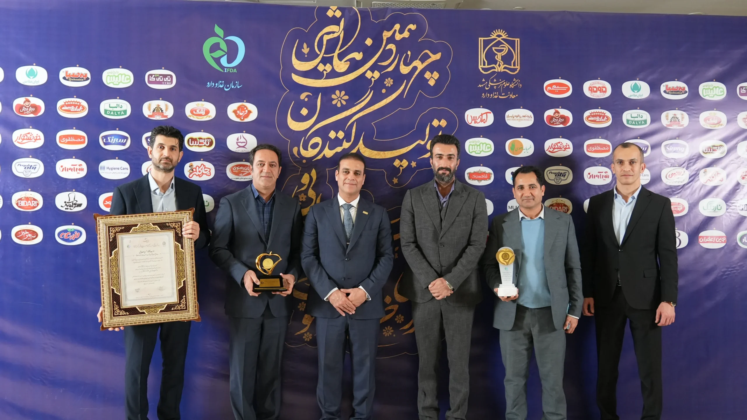 دو افتخار در یک شب؛ انتخاب شیفته آرای شرق به‌عنوان واحد تولیدی برتر و معرفی کارشناس فنی نمونه