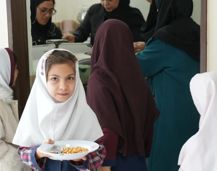 مسئولیت اجتماعی شیفته آرای شرق در دبستان دخترانه ابتدایی رضوی شهر مشهد با پذیرایی صبحانه از دانش آموزان