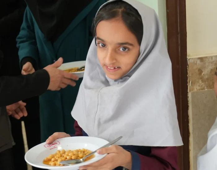 مسئولیت اجتماعی شیفته آرای شرق در دبستان دخترانه ابتدایی رضوی شهر مشهد با پذیرایی صبحانه از دانش آموزان