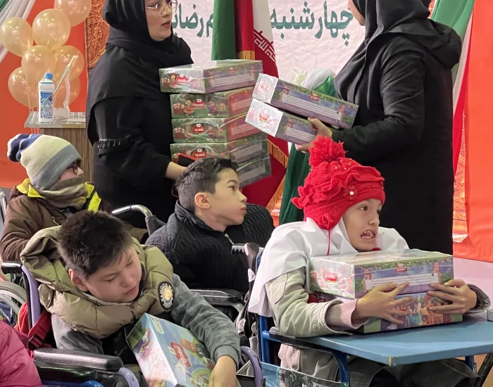 ارائه پک های تحصیلی شهدین به دانش آموزان معلول مدرسه کوشا توسط مدیرعامل شهدین محسن شریعتی